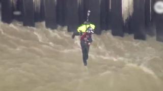 Salvat în ultima clipă, din apele învolburate. Un bărbat s-a zbătut zeci de minute, agăţat de un perete din beton, într-un râu din SUA