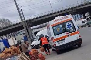 "O nebunie curată". Un ambulanţier din Iaşi, surprins cu autospeciala la piaţă. A încărcat un sac cu cartofi fix în locul unde stau pacienţii