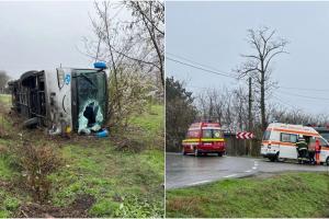 Patru persoane au ajuns la spital, după ce un autocar s-a răsturnat pe un drum din Ialomița