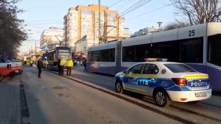 Un bărbat din Timişoara a murit după ce s-a prins de tramvai şi a fost tras sub garnitură. Circulaţia, dată peste cap pe 4 linii