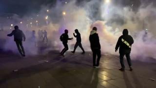 A şasea zi consecutivă de proteste în Franţa. Declaraţiile prin care Macron "a pus gaz pe foc"