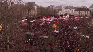Franţa, blocată azi de 200 de greve. La Paris peste 400.000 de oameni au ieşit în stradă: "Nu e o mulţime, e un popor care protestează"
