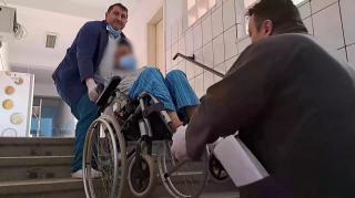 Situație revoltătoare într-un spital din România: bolnavii imobilizați sunt cărați pe scări de infirmieri, pentru că nu există niciun lift în clădire