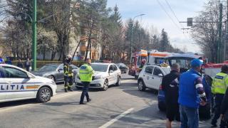 Un şofer a făcut infarct la volan, în Braşov. A fost la un pas să ia cu el alte 5 vieţi, după ce maşina a intrat pe contrasens