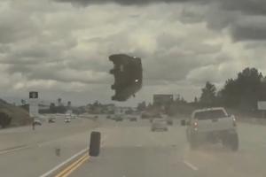 Accident teribil pe o autostradă din SUA: o maşină de 1,3 tone, aruncată în aer de o roată desprinsă