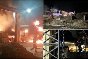 Dezastru la o hală de mase plastice din Mureş, în miez de noapte. Şapte muncitori s-au salvat din calea flăcărilor uriaşe