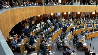 Momentul în care mai mulţi parlamentari austrieci ies din sală în timpul discursului lui Zelenski: "Loc pentru neutralitate"