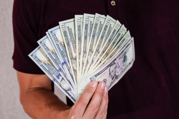 Un american a dat lovitura: a câştigat două milioane de dolari cu un loz răzuibil, după ce în 2021 mai câştigase un milion