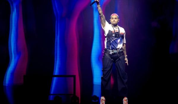 Chris Brown, în pragul unui nou scandal de violenţă. Este acuzat că ar fi lovit un producător cu sticla în cap