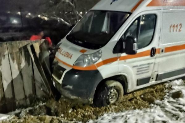 Haos pe șoselele din Moldova, din cauza zăpezii. În Vaslui, o ambulanță cu pacient a derapat și s-a înfipt într-un gard