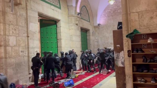 Noi lupte între poliția israeliană și musulmani la Moscheea Al-Aqsa din Ierusalim. Au fost folosite grenade paralizante şi gloanţe de cauciuc