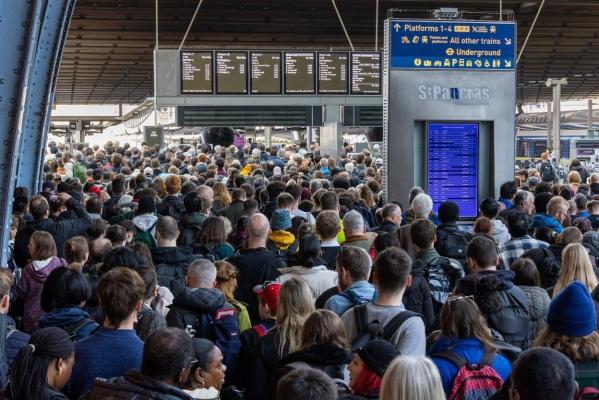 Atenţionări de călătorie de Paştele catolic: Greve şi aglomerări în mai multe aeroporturi şi vămi din Europa