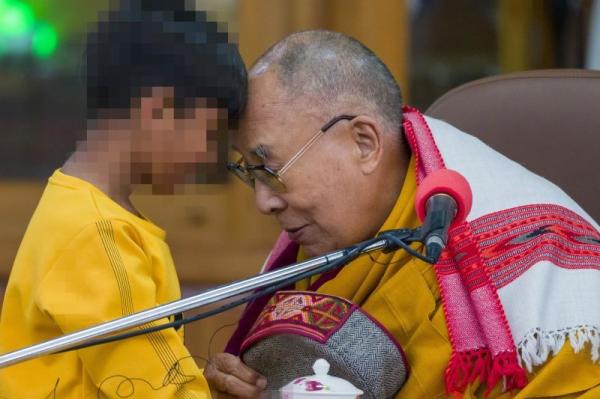 Dalai Lama și-a cerut scuze după ce a sărutat un copil pe buze și apoi i-a cerut să-i "sugă limba"