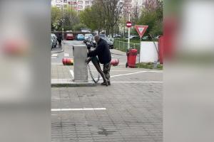 Bărbat din Capitală, filmat în timp ce umfla o păpușă gonflabilă într-o benzinărie