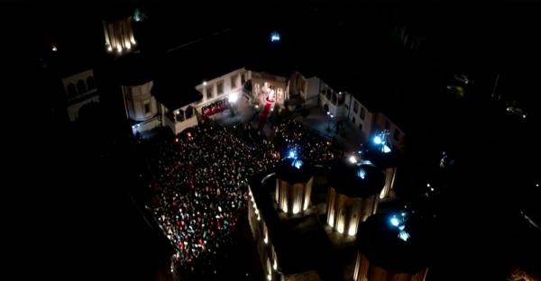 În București, mii de credincioși au ieșit din case și au înălțat rugăciuni la cer. La miezul nopții, toate clopotele au bătut pentru a vesti Învierea