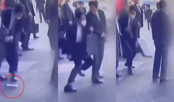 VIDEO. Cum a fost salvat premierul japonez. Bodyguardul loveşte cu piciorul dispozitivul exploziv şi transformă valiza într-un scut