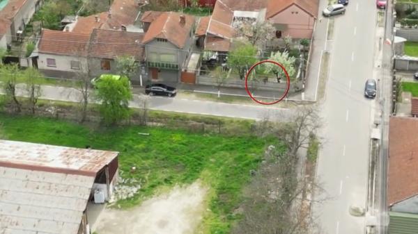 Copii urmăriţi de poliţie în Lugoj, după ce au furat dintr-un magazin. Unul dintre ei a fost prins pe acoperişul unei case. Momentul a fost filmat de o dronă
