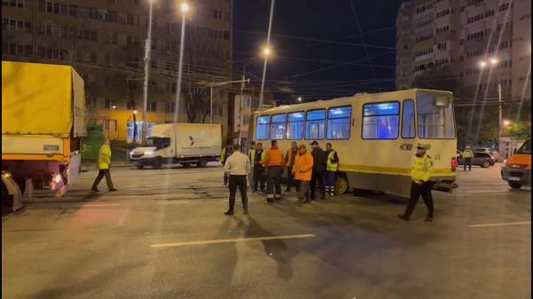 Un tramvai a sărit de pe şine într-o intersecţie din Bucureşti. Vatmanul voia să schimbe direcţia