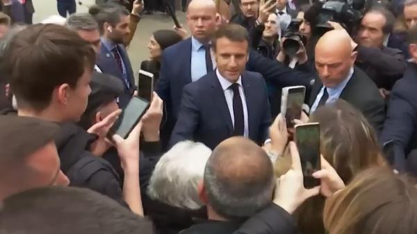 Emmanuel Macron, primit cu huiduieli în timpul unei vizite în Alsacia. Sindicaliștii anunță noi proteste după creșterea vârstei de pensionare
