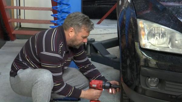 Service-ul din România unde îţi repari singur maşina. Costurile, de 4 ori mai mici decât cu mecanicii