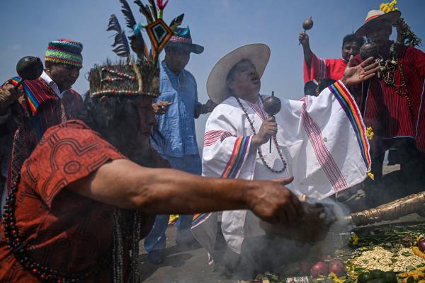 Ziua Pământului 2023. Ritual străvechi cu şamani şi vindecători tradiţionali, pe vârful dealului San Cristobal din Peru