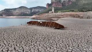 Vremea la extreme în Europa: Unul dintre cele mai mari lacuri de acumulare din Spania a secat, după ce canicula a cuprins țara. În est, oamenii se luptă cu aerul polar