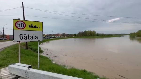 Vârful viiturii va fi atins astăzi la Gătaia, în județul Timiș. Codul roșu de inundații pe Bârzava, prelungit până diseară