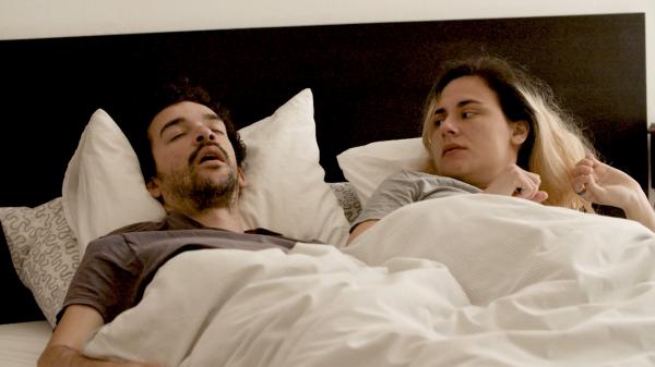 De ce tot mai multe cupluri aleg să doarmă în paturi separate. Noua modă, denumită "divorţul somnului", are multe beneficii