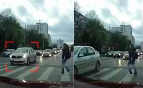 Momentul în care o maşină de poliţie nu acordă prioritate unei femei care traversa pe trecere, în Iaşi. Imaginile halucinante, surprinse de un şofer