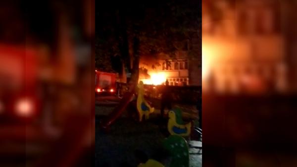 Apartament din Mureş, cuprins de flăcări: O bătrână şi-a privit în lacrimi casa distrusă. Nepoţii ei ar fi provocat incendiul, după o ceartă în familie