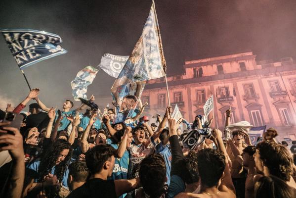 Explozie de bucurie la Napoli. Echipa lui Maradona a câștigat al treilea titlu din istorie: "Îi mulţumesc lui Dumnezeu că sunt napoletan!"