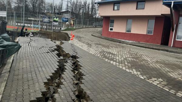 Clădirea şi parcarea unui liceu din Suceava, distruse în urma unei alunecări de teren. O groapă de câţiva metri a apărut în curtea şcolii