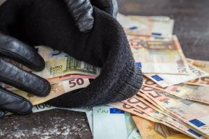 Patronii unei case de schimb valutar, prădaţi de hoţi. Cei doi soţi din Câmpina au rămas fără 920.000 de euro. Patru persoane, arestate