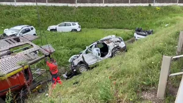 Un șofer de TIR a murit după un accident cumplit pe A1, în Arad. Camionul său plin cu Dacii Duster s-a răsturnat pe câmp, la ieșirea de pe autostradă