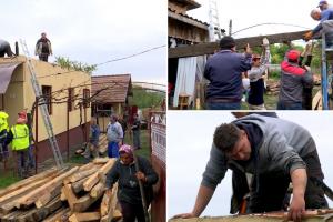 Impresionant: Un sat întreg din Gorj ajută o familie rămasă fără casă, după un incendiu. Unii dau banii, alții materiale sau mână de lucru