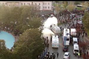Primarul Istanbulului, opozantul lui Erdogan, atacat cu pietre. Poliţia a folosit tunuri cu apă pentru a-i împrăştia pe atacatori