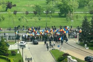 Protest violent al AUR la Parlament: Manifestanţii s-au îmbrâncit cu forţele de ordine, George Simion s-a urcat pe gard. Anunţul Jandarmeriei