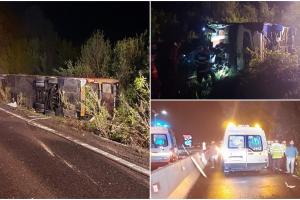 Autocar răsturnat azi noapte pe DN1, la Cornu. Șoferul a pierdut controlul direcției, izbind separatorii de sens