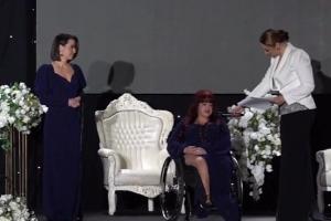 Gala Atipic Beauty. Andreea Ţopan şi Olivia Păunescu, pe scenă, alături de modele în scaun cu rotile