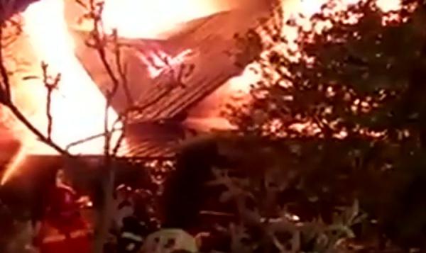 Incendiu de proporţii, la Cornu. Etajul, mansarda și acoperișul unei case din comuna prahoveană au fost înghiţite de flăcări