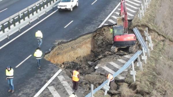 Restricţii prelungite pe autostrada Sebeş-Turda. Muncitorii nu au apucat să termine de reparat ultima fisură, că a şi apărut alta
