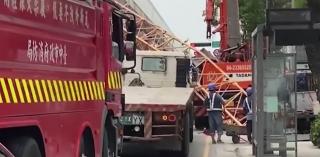 Metrou distrus complet după ce o macară a căzut de pe o clădire de 30 de etaje. O persoană a murit, alte 8 transportate urgent la spital, în Taiwan