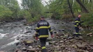 Sfârşit tragic! Un bărbat de 45 de ani a fost găsit fără suflare în râul Bistriţa. Cadavrul, descoperit la 3 km de locul unde a fost dat dispărut
