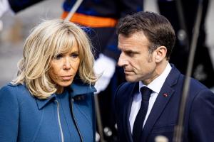 Nepotul lui Brigitte Macron, din partea fratelui, luat la bătaie de cel puţin 8 persoane. Incidentul vine după un discurs al preşedintelui legat de pensii