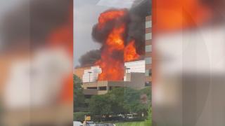 Flăcări uriașe pe şantierul unei clădiri în construcție din Charlotte, SUA. Doi muncitori sunt dați dispăruți