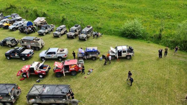 Zeci de şoferi austrieci, amendaţi după ce au organizat ilegal o cursă de off-road în 2 zone protejate din România