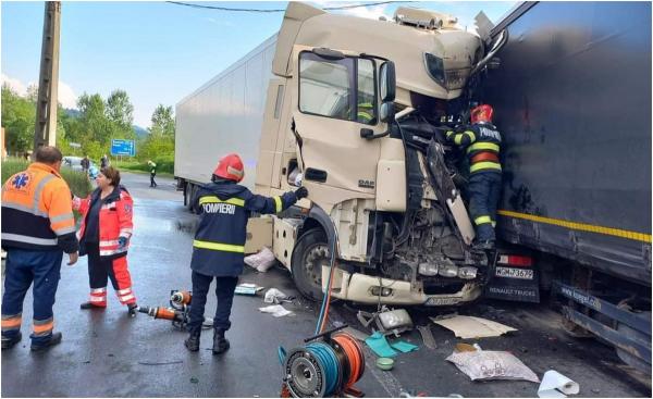 Șofer bulgar, strivit în cabina TIR-ului, după ce a intrat pe contrasens și s-a izbit de alt camion, pe un drum din Caraş-Severin