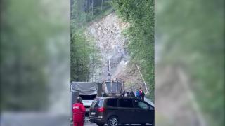 "Mamă, mamă! Ferească Dumnezeu şi Maica Domnului!" Alunecare uriașă de teren, în Suceava: muntele s-a surpat pentru a treia oară în ultimii doi ani