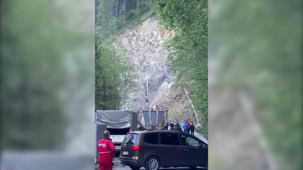 "Mamă, mamă! Ferească Dumnezeu şi Maica Domnului!" Alunecare uriașă de teren, în Suceava: muntele s-a surpat pentru a treia oară în ultimii doi ani