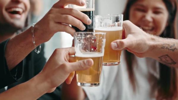 Prima ţară din lume care introduce avertismente pe sticlele cu alcool. Ce informaţii vor fi obligaţi furnizorii să afişeze